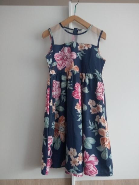 Saténove šaty, 128