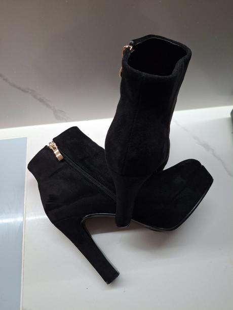 Miriase topanky na platforme, 37