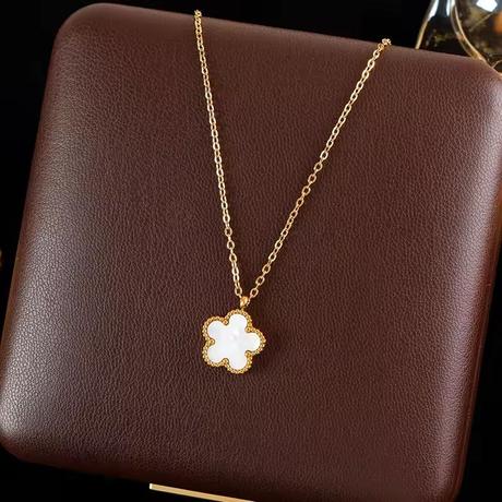 Retiazka z chirurgickej ocele biely kvet,