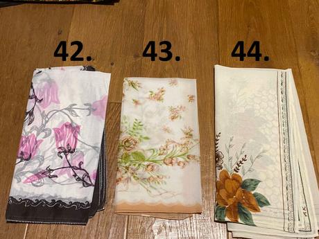 Šatky rôznych farieb a vzorov,