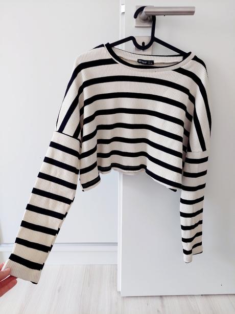 Čierno-biely pásikavý croptop, s