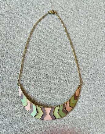 Elegantný pastelový náhrdelník so zlatým detailom, avon