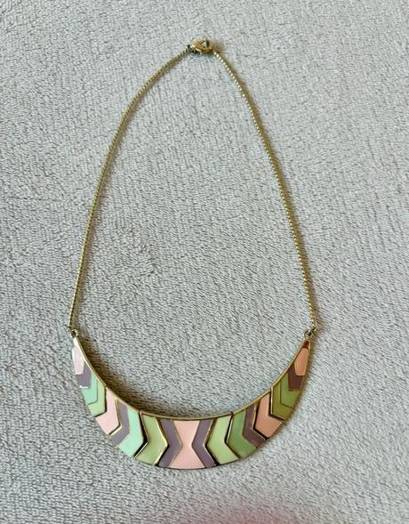 Elegantný pastelový náhrdelník so zlatým detailom, avon