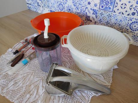 Ručný šľahač, plastové nadoby do kuchyne,, 