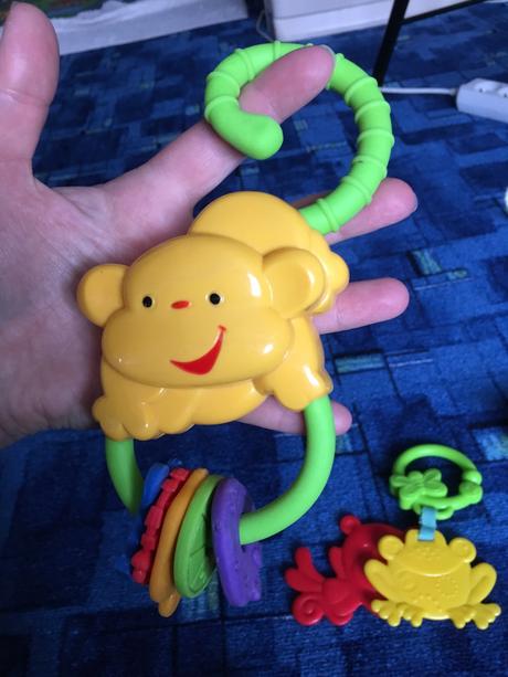 Prvé hračky fisher price hryzatka aj na zavesenie,