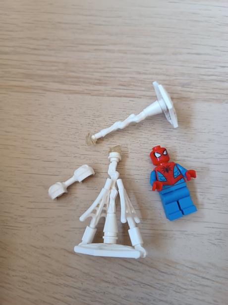 Lego marvel 76146 spidermanov robot,