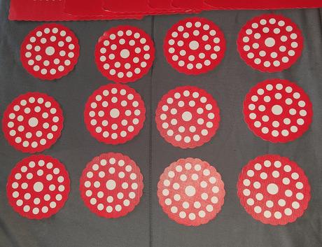 Červeno-biele prestieranie retro,