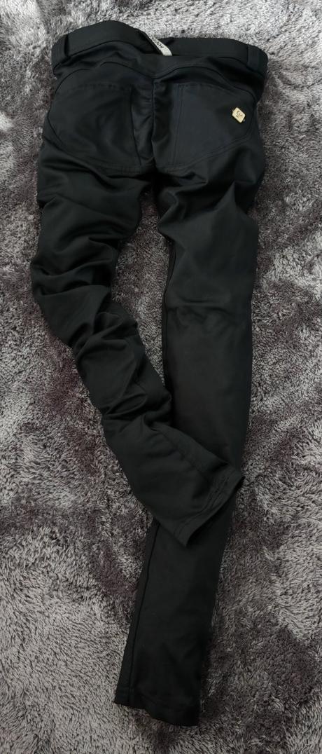 Tvarujuce nohavice, 32