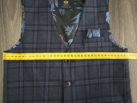 Elegantná vesta s kravatou, 134