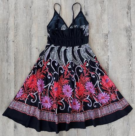 Čierne kvetinové šaty, l