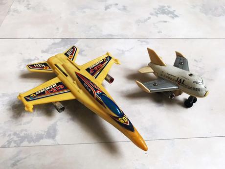 Staré hračky/lietadlá 2 ks,