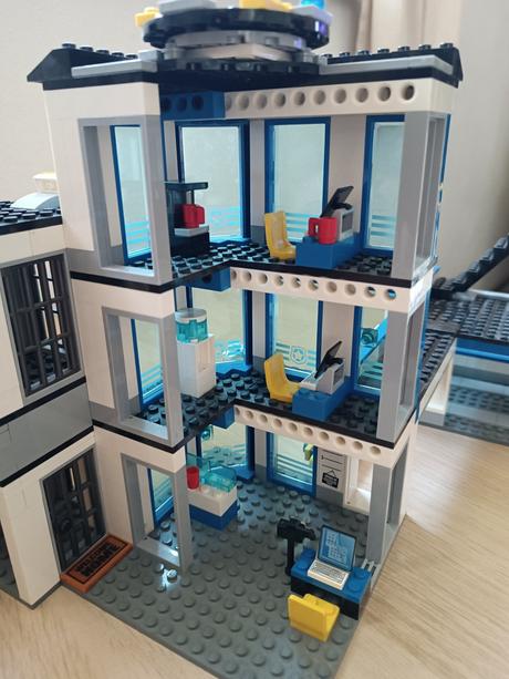 Lego city 60141 policajná stanica,