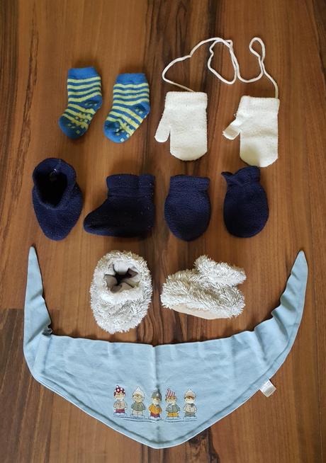 Capačky, rukavičky,šál, 62