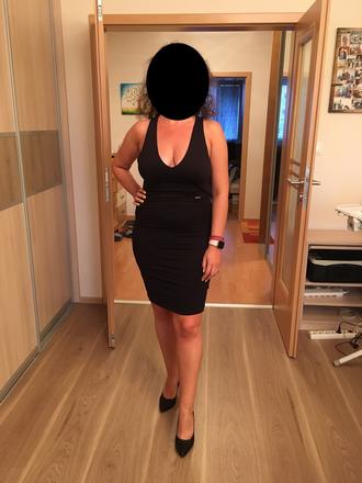 Čierne spoločenské šaty, m