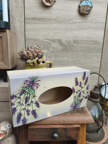 Krásny box na vreckovky s motívom levandule,