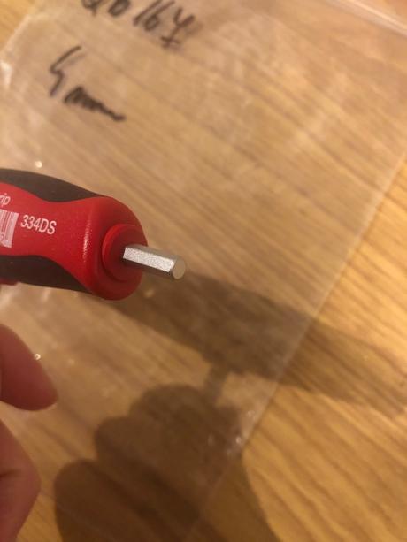 Kluc na nastavenie pritlaku na plastovych oknach,