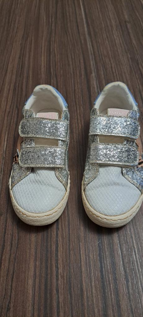 Trblietavé tenisky, 30