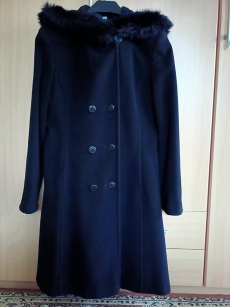 Čierny kabát s kapucňou a kožušinkou, 38