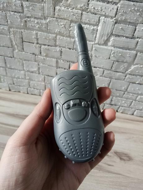 Dve hračkárske zbrane a vysielačka,