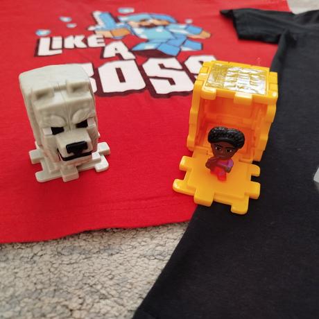 Balíček minecraft - tričká, kniha a figúrky, 146