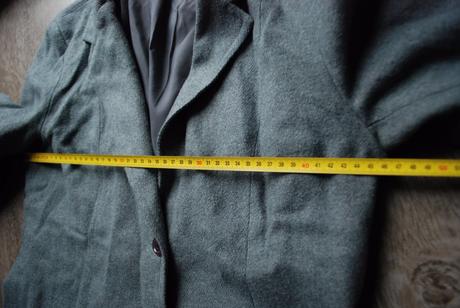 Hrubší kostým, 38