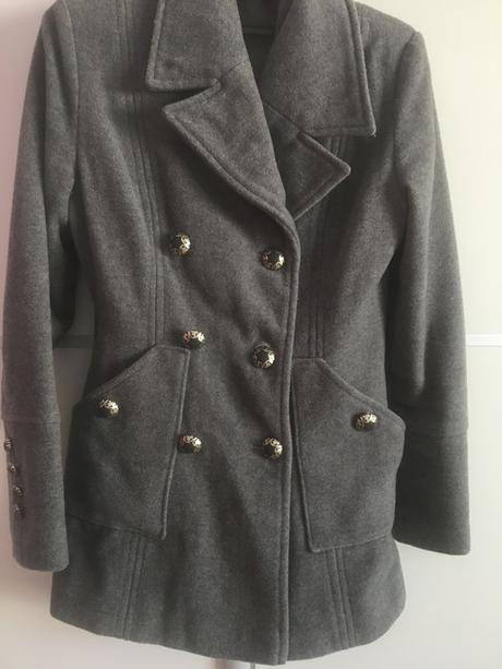 Málo nosený šedý kabát, s
