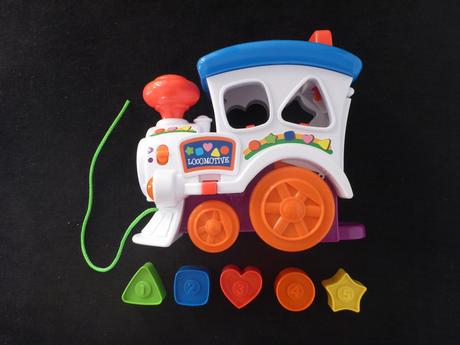 Hudobný vláčik na ťahanie a vkladanie tvarov, 