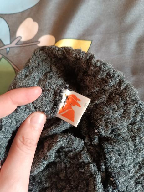 Dámska sivá sukňa s jemným vzorom,