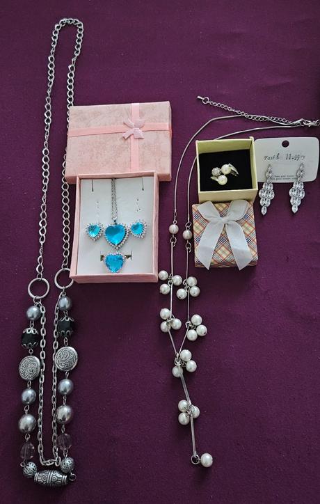 Šperkovnica, bižuteria a doplnky, 