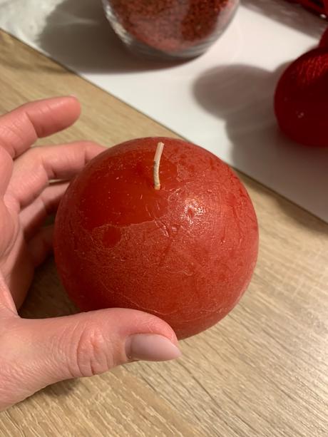 Červené dekorácie,