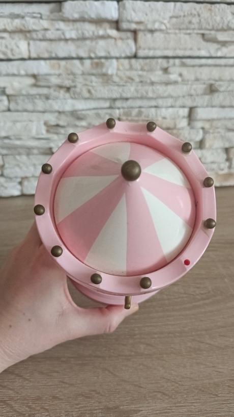 Hrací kolotoč s koníkmi,