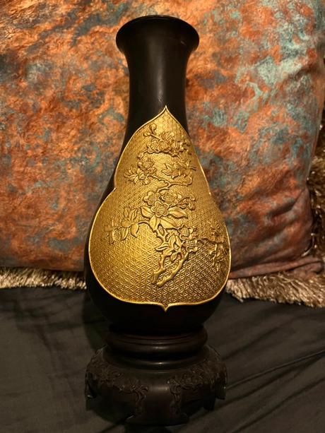 Cierna retro vaza s pozlatenym kvet. motivom, 