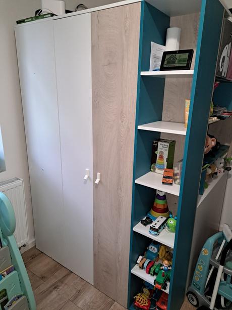 Rohová šatníková skriňa ako nová, 