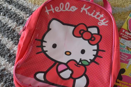 Ruksačik hello kitty, vymalovánky, časopis,