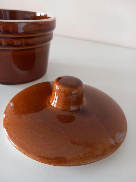 Stará keramická dóza s vekom 11,5x11,5 cm,