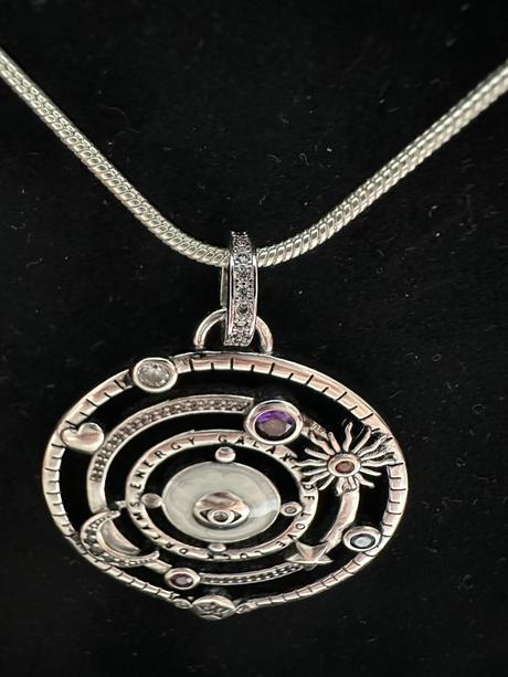 Strieborný medailón vesmírna energia, 