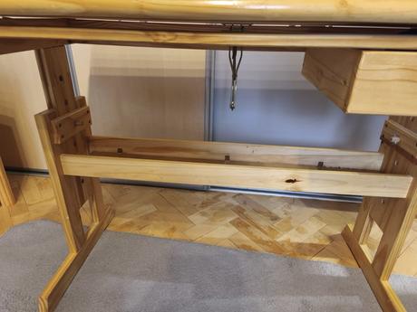 Rastúci písací stôl pre deti masív borovica, 