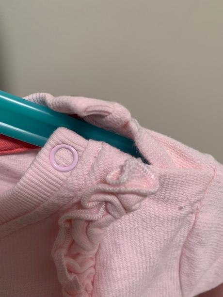 Ružová mikina s volánmi, 86