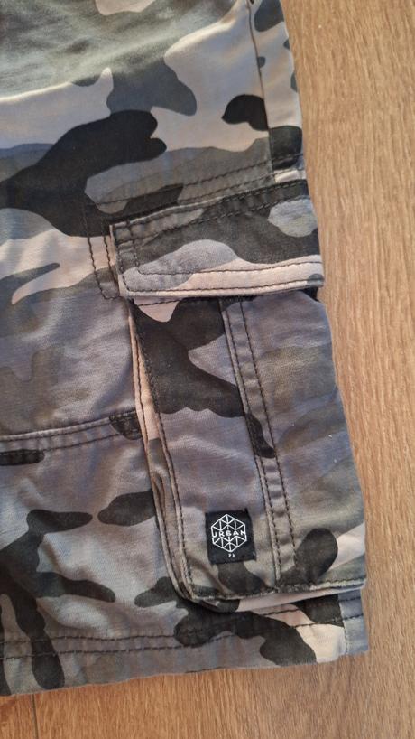 2x maskačove pevné kraťasy, 140