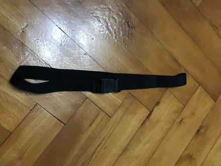 Čierny nastaviteľný popruh s plastovou prackou, 