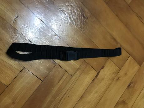 Čierny nastaviteľný popruh s plastovou prackou, 