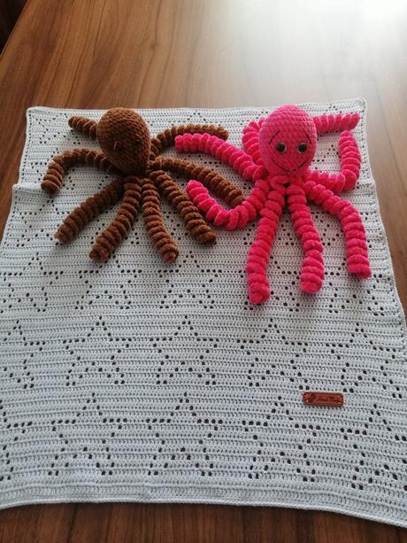 Háčkované hračky a deka,