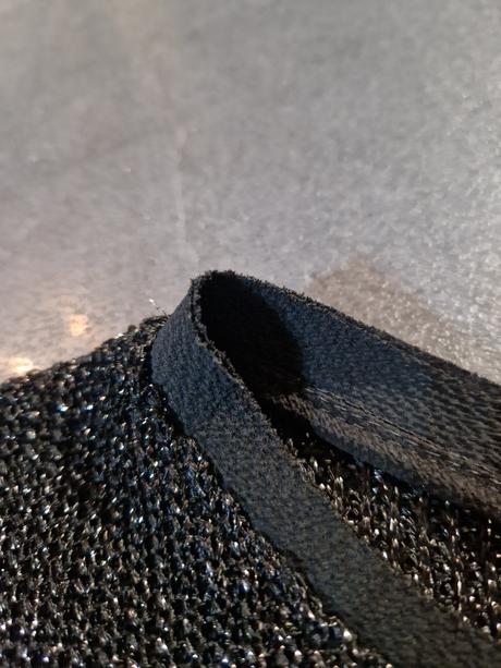 Zaujímavý pulóver s látkovým vsadením, m