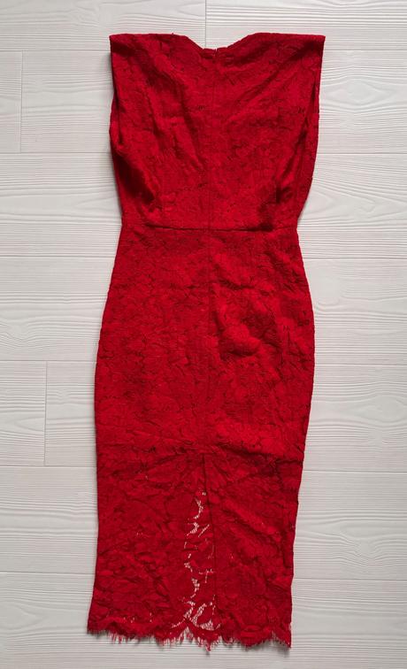 Červené čipkované šaty, s
