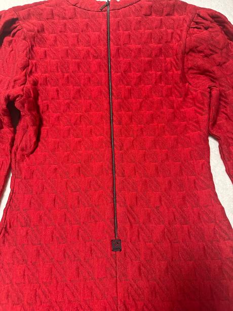 Červené šaty s nazberanými rukávmi magenta, l / m