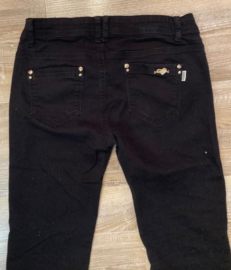 Čierne rifle veľ.l-29,majú zlaté zdobenie, l