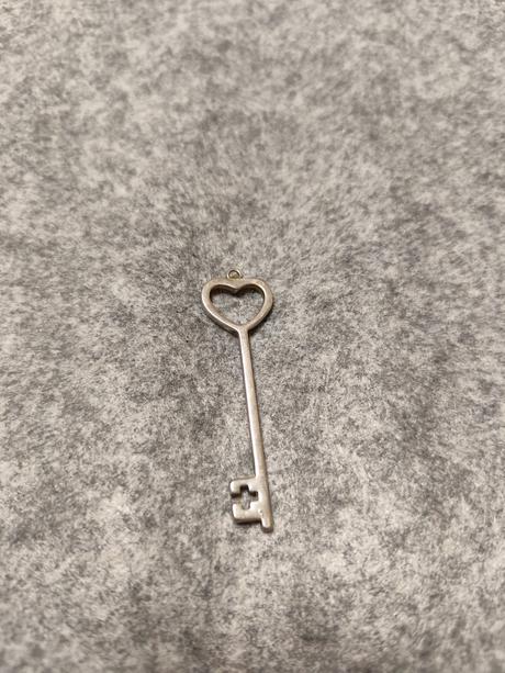 Prívesok kľúč striebornej farby, 