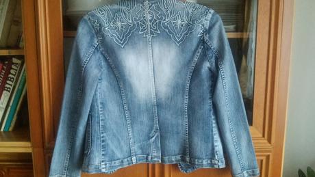 Modry riflovy kabatik s bielou vysivkou, s