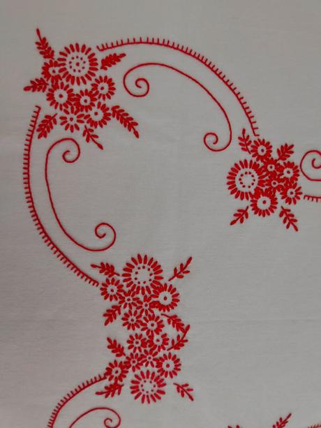 Vyšívaný obrus na bielom plátne, 