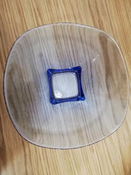 Modrá sklenená miska, 